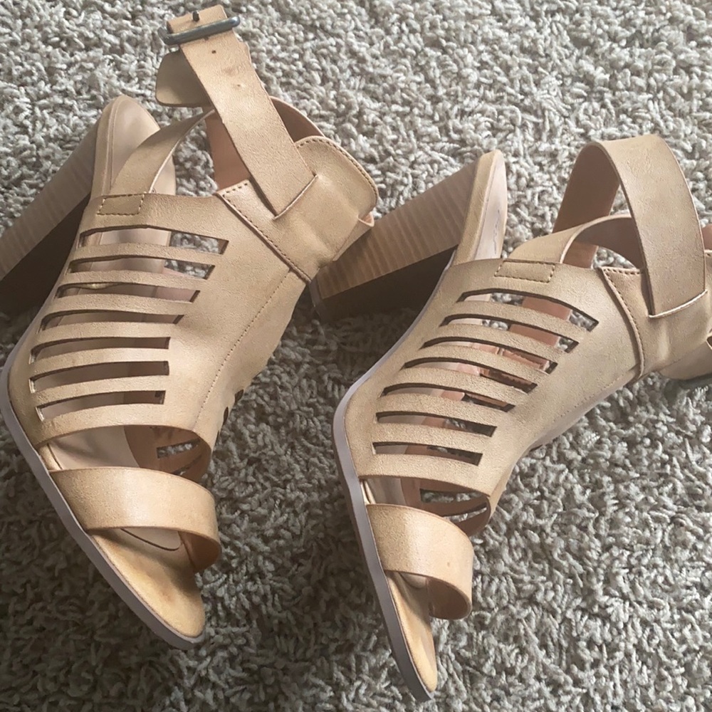 tan strap heals